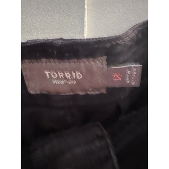 Torrid Shorts 18 Feel the Fit Black Denim Jeans Rolled Cuff Mid Rise Stretch - Picture 3 of 5